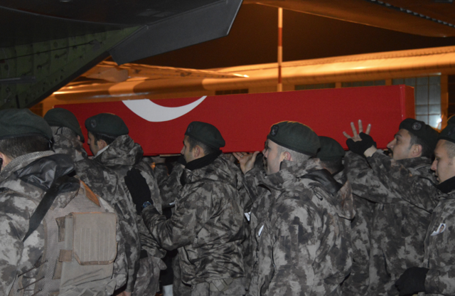 Ağrı'da özel harekat polisi bakım yaptığı silahının ateş alması sonucu şehit oldu - Resim: 1