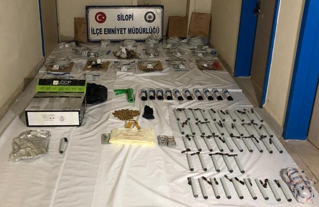 Şırnak Silopi adliyesinde çok sayıda bomba düzeneği ele geçirildi - Resim: 0
