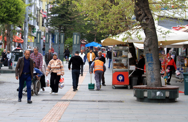 Antalyalılar sokakları doldurdu 85 yaşındaki bir kişi telefoncuya gidiyormuş - Resim: 0