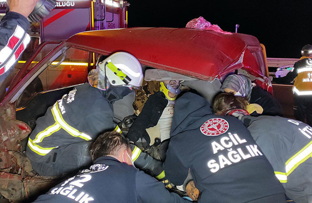Düzce'deki kazada eşyaların altında kalan 2 çocuk ağlayınca fark edildi: 7 yaralı - Resim: 1