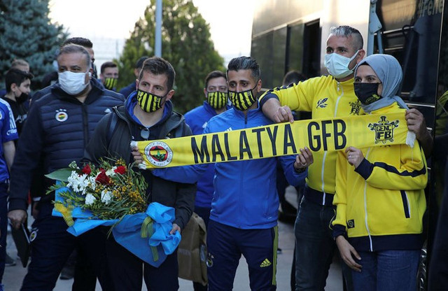 Fenerbahçe'de Emre Belözoğlu'ndan sürpriz tercih! Tek ismi kızağa çekti - Resim: 0