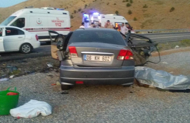 Adıyaman'da korkunç kaza! Otomobiller kafa kafaya çarpıştı: 3 ölü 4 yaralı - Resim: 0