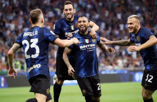 Hakan Çalhanoğlu ilk maçında İtalya'yı salladı! 1 gol 1 asist - Resim: 1