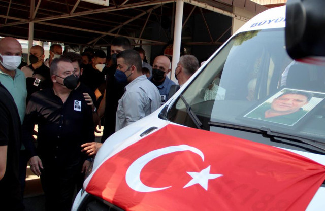 Muhittin Böcek Covid-19'dan ölen ağabeyini son yolculuğuna uğurladı - Resim: 1