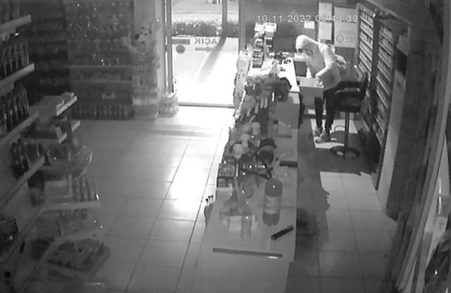 Antalya bu levyeli hırsızı arıyor! Her gece bir markete giriyor sadece 2 şey alıyor - Resim: 2