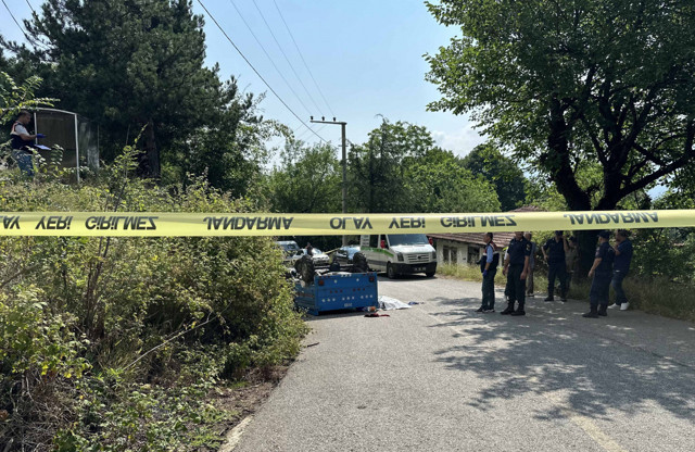 Düzce'de devrilen tarım aracındaki 1 kişi öldü, 3 kişi yaralandı - Resim: 0