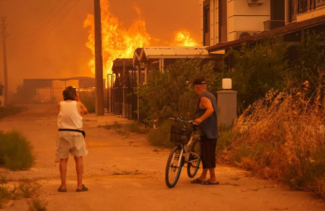 Orman yangınlarında tehlike büyüyor, tahliyeler başladı - Resim: 1
