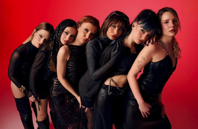 Manifest grubunun yolunu kestiler! Kıyafetleri olay oldu - Resim: 0