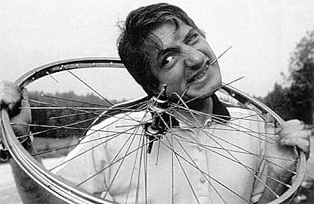 Bu adam uçak bisiklet ne varsa her şeyi yiyor inanılmaz! - Resim: 1