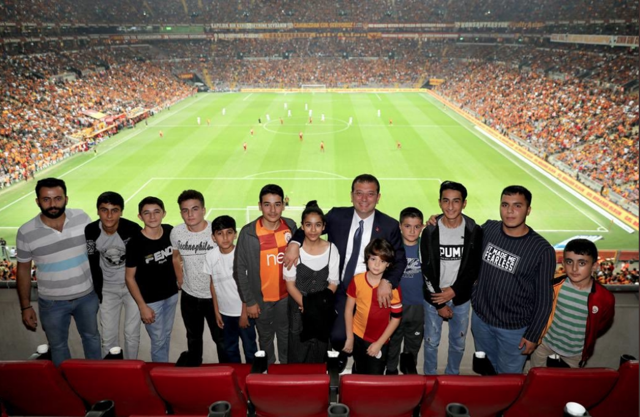 İBB Başkanı Ekrem İmamoğlu ilk kez stada giden çocuklarla maç izledi - Resim: 0