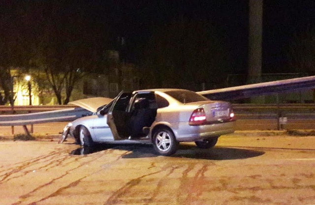 Denizli'de ölüm teğet geçti bariyer otomobile saplandı - Resim: 0