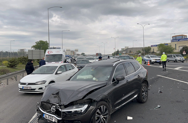 Anadolu Otoyolu'nda feci kaza! Ciple otomobil çarpıştı ölü ve yaralılar var - Resim: 0