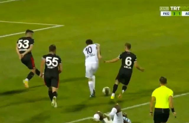 Erzurumspor-Samsunspor maçında inanılmaz pozisyon izleyenler gözlerine inanamadı - Resim: 0