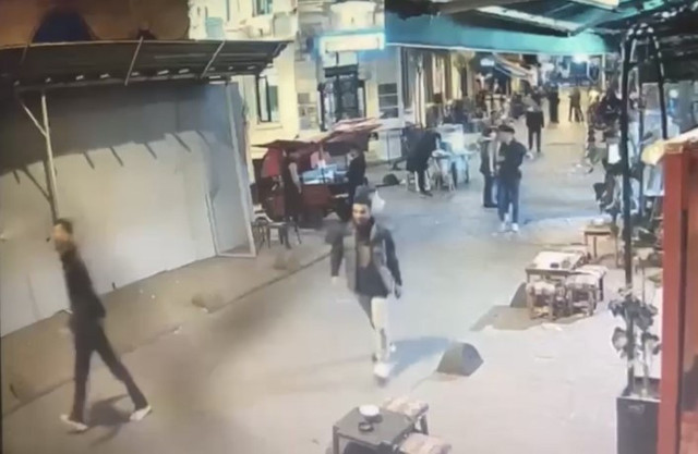 Gençleri önce gasp etti sonra dövdü! Dehşete düşüren bıçaklı gasp saniye saniye kamerada - Resim: 2