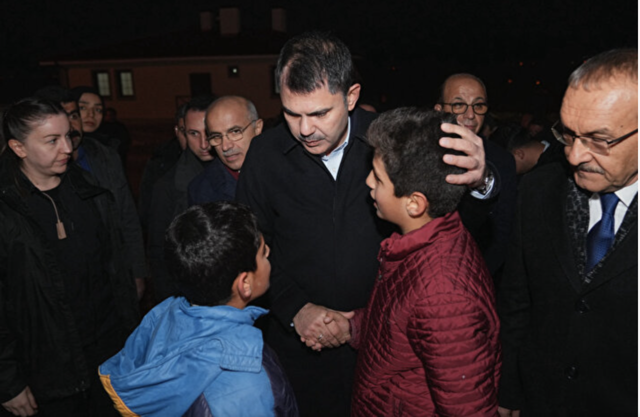 Bakan Kurum'dan köy evlerine taşınan depremzedelere ziyaret: Sizin mutluluğunuz her şeye bedel - Resim: 0