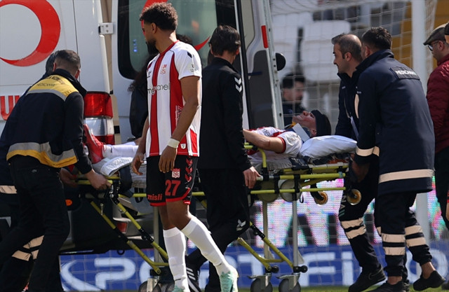 Sivasspor-Göztepe maçında korkutan sakatlıklar! Manaj ve Simic hastaneye kaldırıldı - Resim: 1