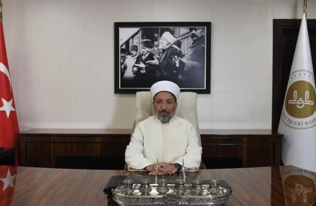 Yeni Dİyanet İşleri Başkanı Safi Arpaguş makamında başının üzerine Atatürk resmi astı - Resim: 0