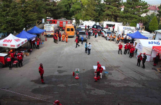 Bolu'da 5,8 büyüklüğünde deprem senaryosuyla tatbikat yapıldı - Resim: 3