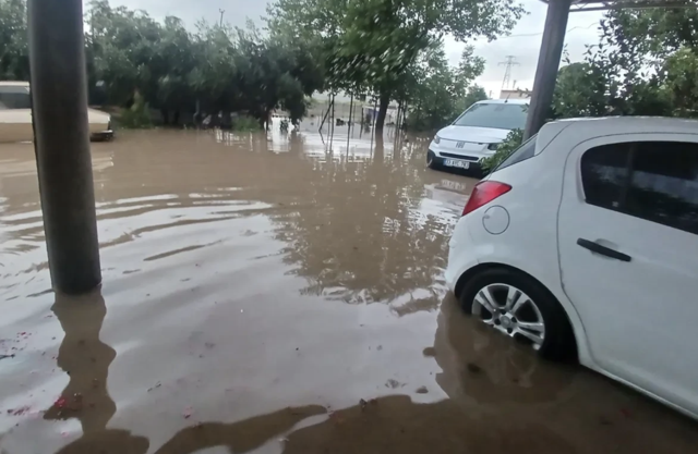 2 ilde sel kabusu! Hayat durdu, yollar kapandı, evler su altında kaldı - Resim: 2