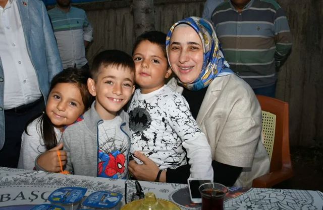 Özlem Zengin kimdir aslen nereli evli mi eşi kimdir? - Resim: 0