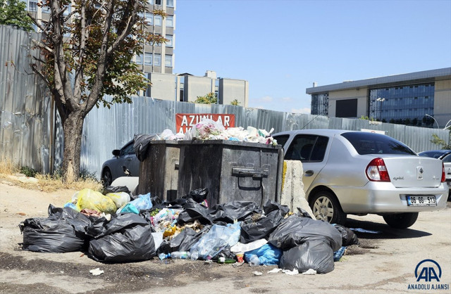 Çankaya'da zammı beğenmeyen işçiler 'çöpleri toplamama' eylemi başlattı - Resim: 0