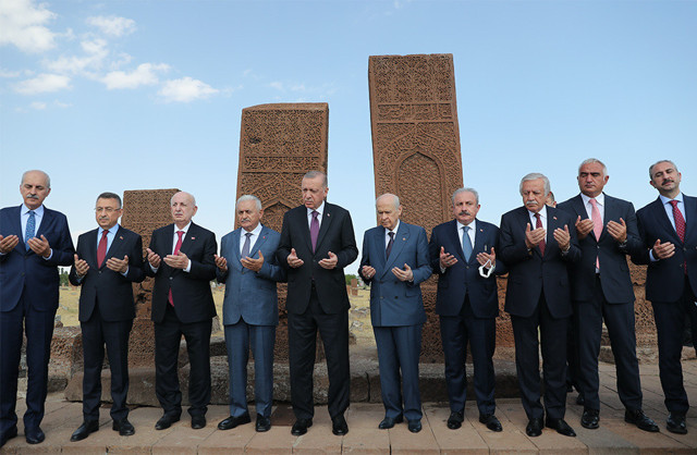 Cumhurbaşkanı Erdoğan'dan Bahçeli ile birlikte Ahlat'ta mesaj: Dünyaya haykırıyoruz - Resim: 1
