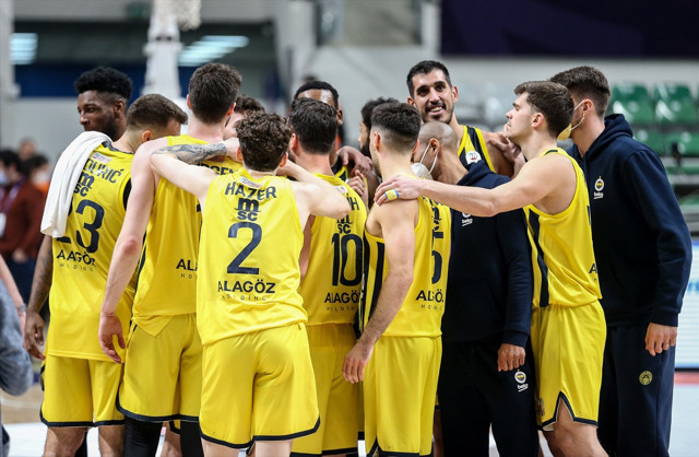 Olaylı derbide Galatasaray'ı deviren Fenerbahçe finale yükseldi - Resim: 1