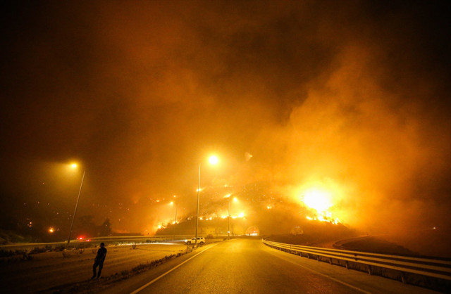 Mersin’deki orman yangını yayılmaya devam ediyor! Alevler D-400 karayoluna ulaştı, yol kapatıldı! - Resim: 3