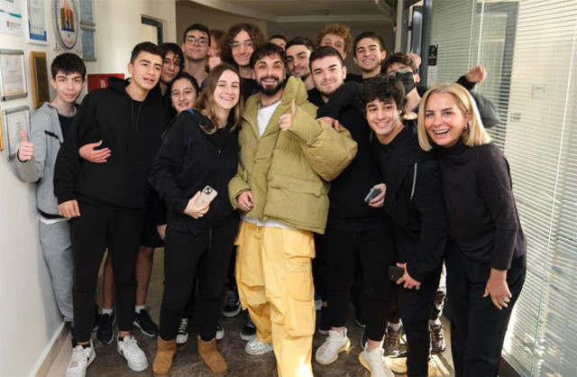 9 yaşındaki ilkokul temsilcisinin seçim vaadi gerçek oldu okula Sefo'yu getirdi - Resim: 0