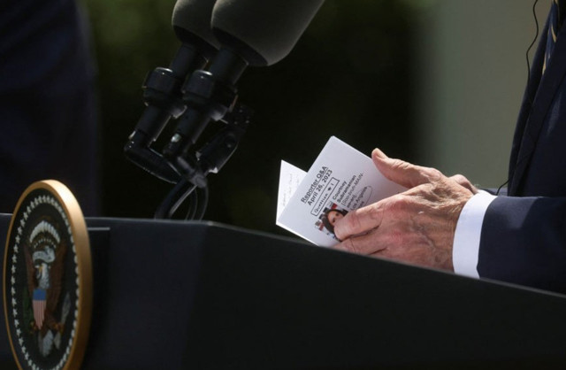 Biden'ın elindeki kağıt ABD'yi karıştırdı! Basın toplantısına damga vuran anlar... - Resim: 0