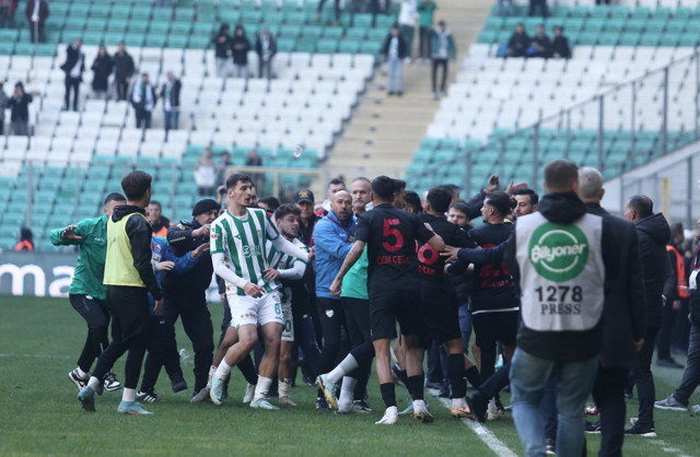 Bursaspor-Diyarbekirspor maçında ortalık karıştı: Maçın son anında 5 kırmızı kart çıktı - Resim: 2