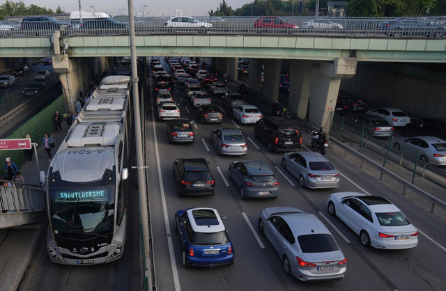 İstanbul'da sabah saatlerinde trafik yoğunluğu yaşanıyor - Resim: 1