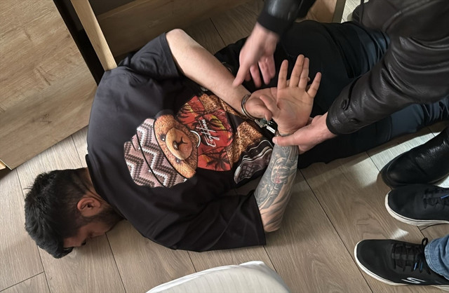 İzmir'de taksiciye gasp! Şüpheli ve eşi otel odasında yakalandı: Gasp anı kamerada - Resim: 0