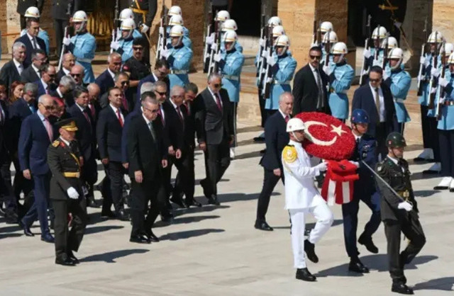 Anıtkabir'de Cumhurbaşkanı Erdoğan defteri imzaladı! Boş durmuyorlar... - Resim: 1
