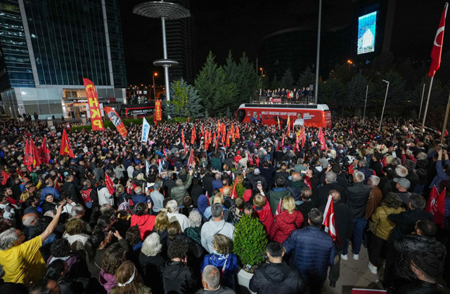Özgür Özel CHP Genel Merkezi önünde toplananlara seslendi: Gerekirse hayatı durduracağız - Resim: 0