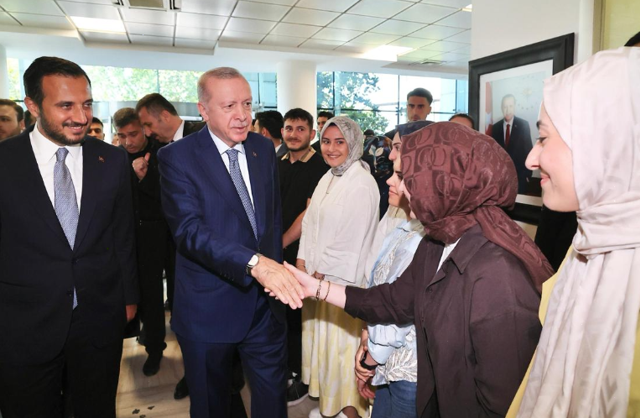 Cumhurbaşkanı Erdoğan, AK Parti İstanbul İl Başkanlığını ziyaret etti - Resim: 0