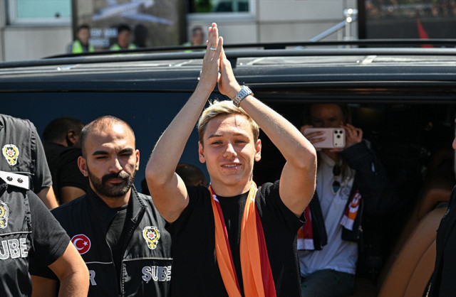 Galatasaray'ın yeni transferi Aleksey Batrakov, İstanbul’a geldi - Resim: 1