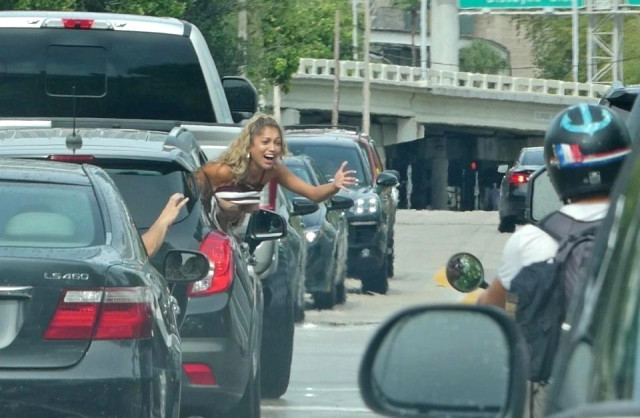 David Beckham’ı görünce göğüslerini açtı! - Resim: 2