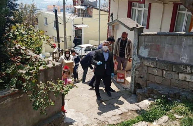 Dilovası Belediye Başkanı Hamza Şayir kapı kapı gezerek yardım dağıtıyor - Resim: 0