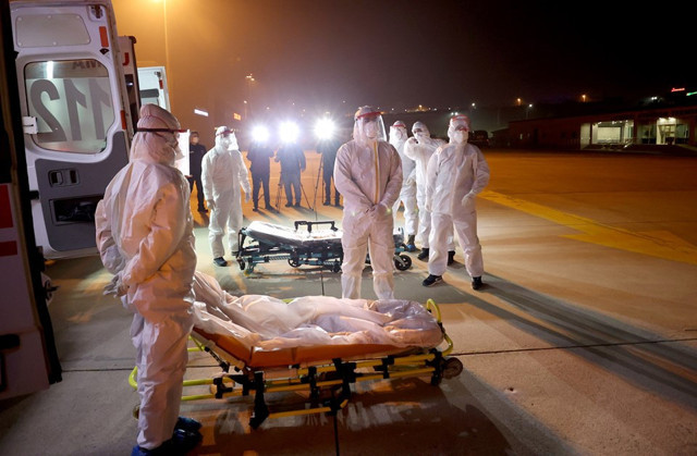 Tanzanya'daki Covid-19 hastası 3 Türk vatandaşı Türkiye'ye getirildi - Resim: 0