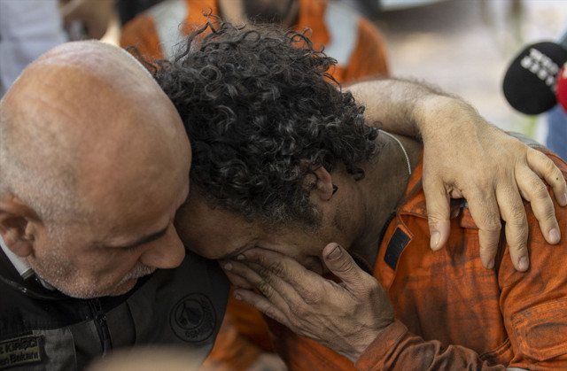 Bakan Kirişçi orman gönüllülerini alınlarından öptü - Resim: 0