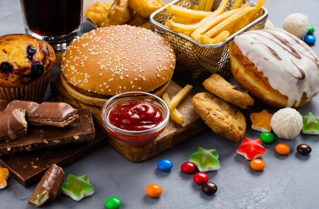 Hepsi birbirinden sağlıksız! İşte hep tükettiğimiz ama oldukça zararlı olan abur cuburlar - Resim: 0