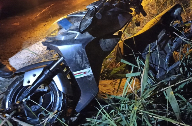 İzmir’de otomobille elektrikli motosiklet çarpıştı! 5’i ağır 7 kişi yaralandı - Resim: 0