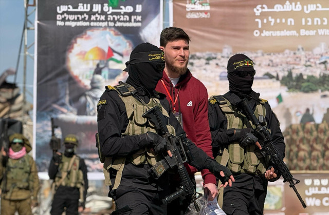 Hamas, esir takasının altıncı turunda Gazze'deki 3 İsrailli esiri Kızılhaç'a teslim etti - Resim: 1