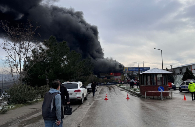 Bursa'da madeni yağ dükkanında yangın: Alevler tüm iş yerini sardı - Resim: 2