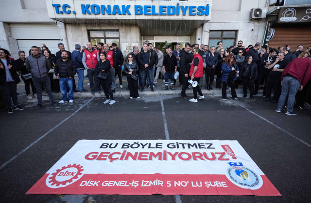 İzmir'de belediye işçileri maaşlarının eksik yatırılması nedeniyle iş yavaşlattı - Resim: 1