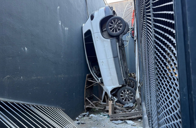 Otoparkta 8 araca çarptı duramadı 5 metre yüksekten uçtu - Resim: 0