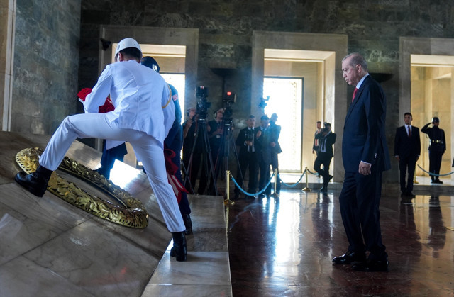 Yüksek Askeri Şura toplandı! Cumhurbaşkanı Erdoğan'dan toplantı öncesi Anıtkabir'e ziyaret - Resim: 0