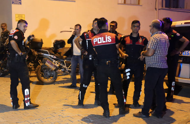 Koca, eşini ve kaynanasını bıçakladı, kaynanası da onu bıçakladı - Resim: 1