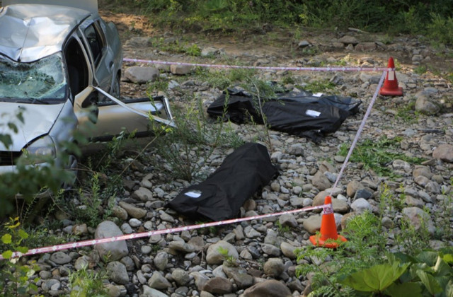 Eskişehir'den tedaviden dönen ailenin otomobili Kastamonu'da çaya uçtu: 3 ölü - Resim: 0